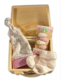 Babybox M koffertje met mutsje, haarknipjes en sokjes