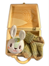 Babybox M koffertje met knuffeltje/speeltje en handgebreide sokjes