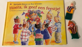 Boekje Hoera, ik geef een feestje! met 2 gebreide vingerpopjes