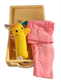 Babybox M koffertje met knuffeltje/speeltje en legging