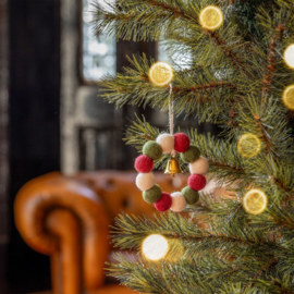 Kersthanger vilten kransje met belletje mistletoekleuren