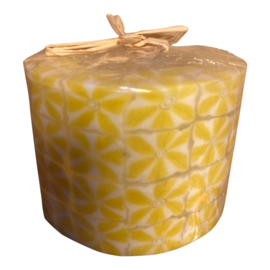 Kaars Swazi Candles geel met bloemen