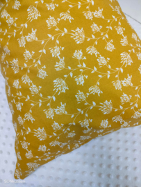 Zijslaapkussenhoes "Okergeel met bloemen" 110x25cm