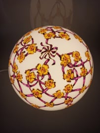 Lamp 15 paarse linten en gele bloemen