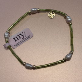 My jewellery armband elastiek met groene kralen en zoetwaterparels