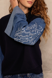 My jewellery Donkerblauwe sweater met denim mouwen