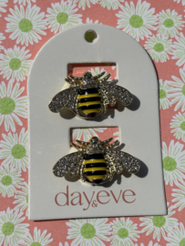 Go Dutch button cover bee