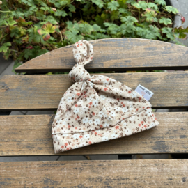 Petite Jenni mutsje beige bloem