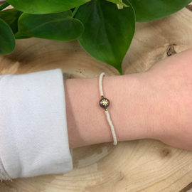 Go Dutch Label armband | met witte kralen en een steentje.