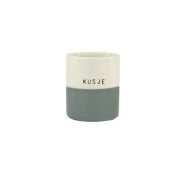 Zusss geurkaars reactive glaze kusje M wit/grijsblauw