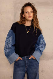 My jewellery Donkerblauwe sweater met denim mouwen