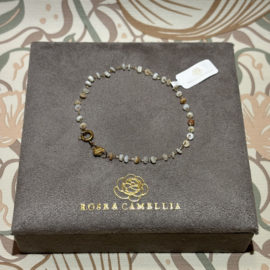 rose & camellia armband gekleurde kralen beige wit tinten goud