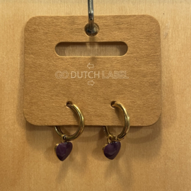 Go Dutch Label oorbellen | hangers met paarse hartjes goud.