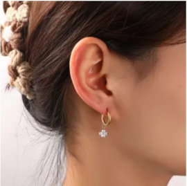 Go Dutch Label oorbellen Sparkly klavertjevier hoop goud 14k