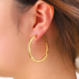 Go Dutch Label oorbellen dented hollow hoop - 14k