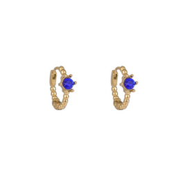 Go Dutch Label oorbellen | ringen goud met saffier steentje.