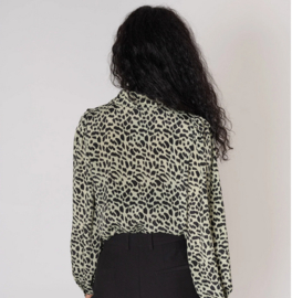 Tiltil Yasin blouse animal print | moss green