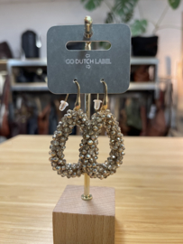 Go Dutch Label oorbellen | druppelvorm met grijze kralen goud.