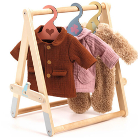 Djeco poppenkledingrek met hangers pomea