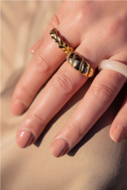 My jewellery ring | goud iconic ring breed met schuine bolletjes.