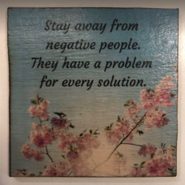cottoncounts houten onderzetter | "Stay away from negative people"