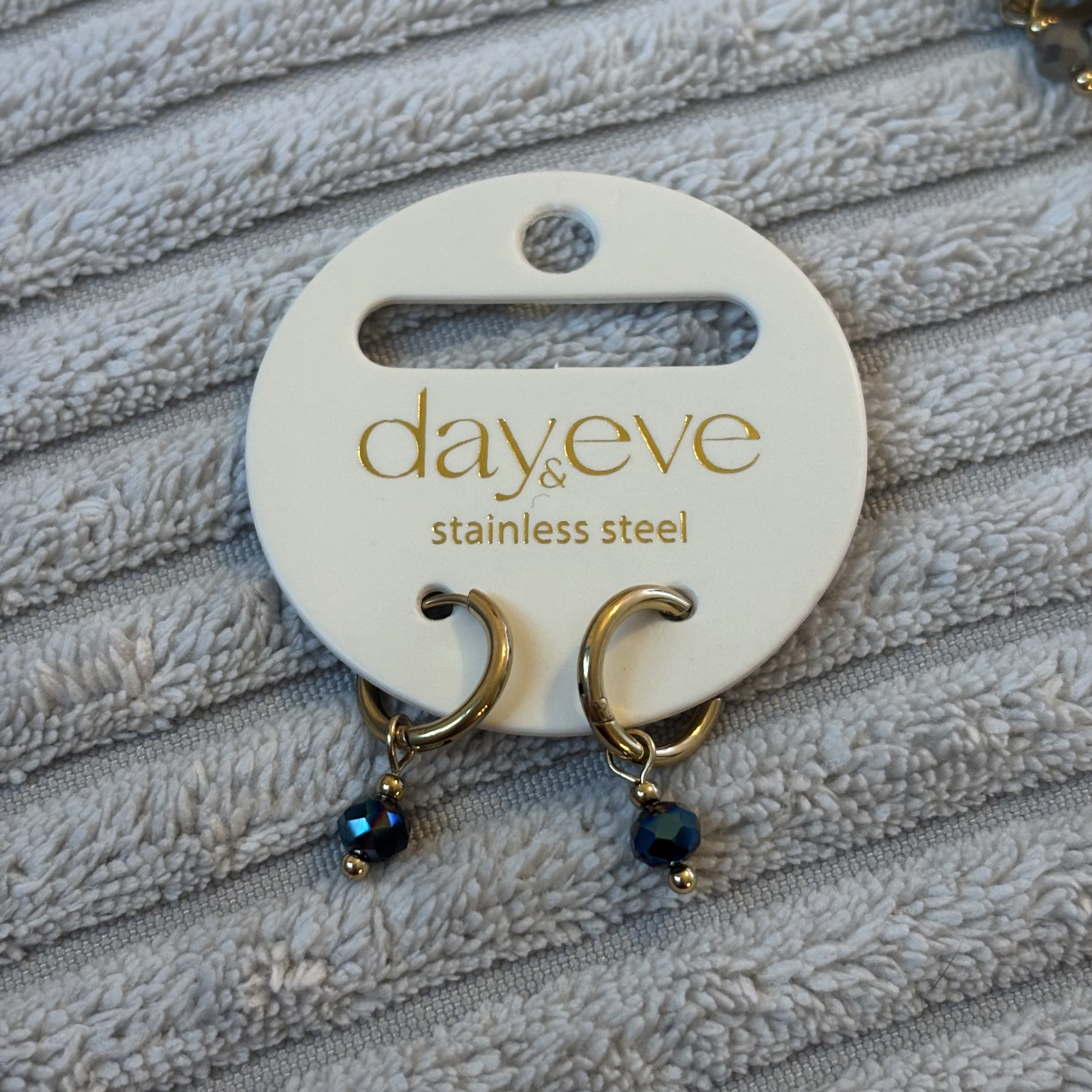 Go Dutch Label oorbellen one bead hoop - 14k + donker blauw