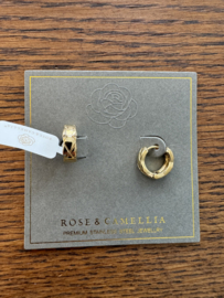 rose en camellia oorbellen brede kleine hoop met groefjes goud