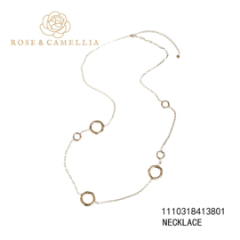 rose en camellia ketting lang open cirkels