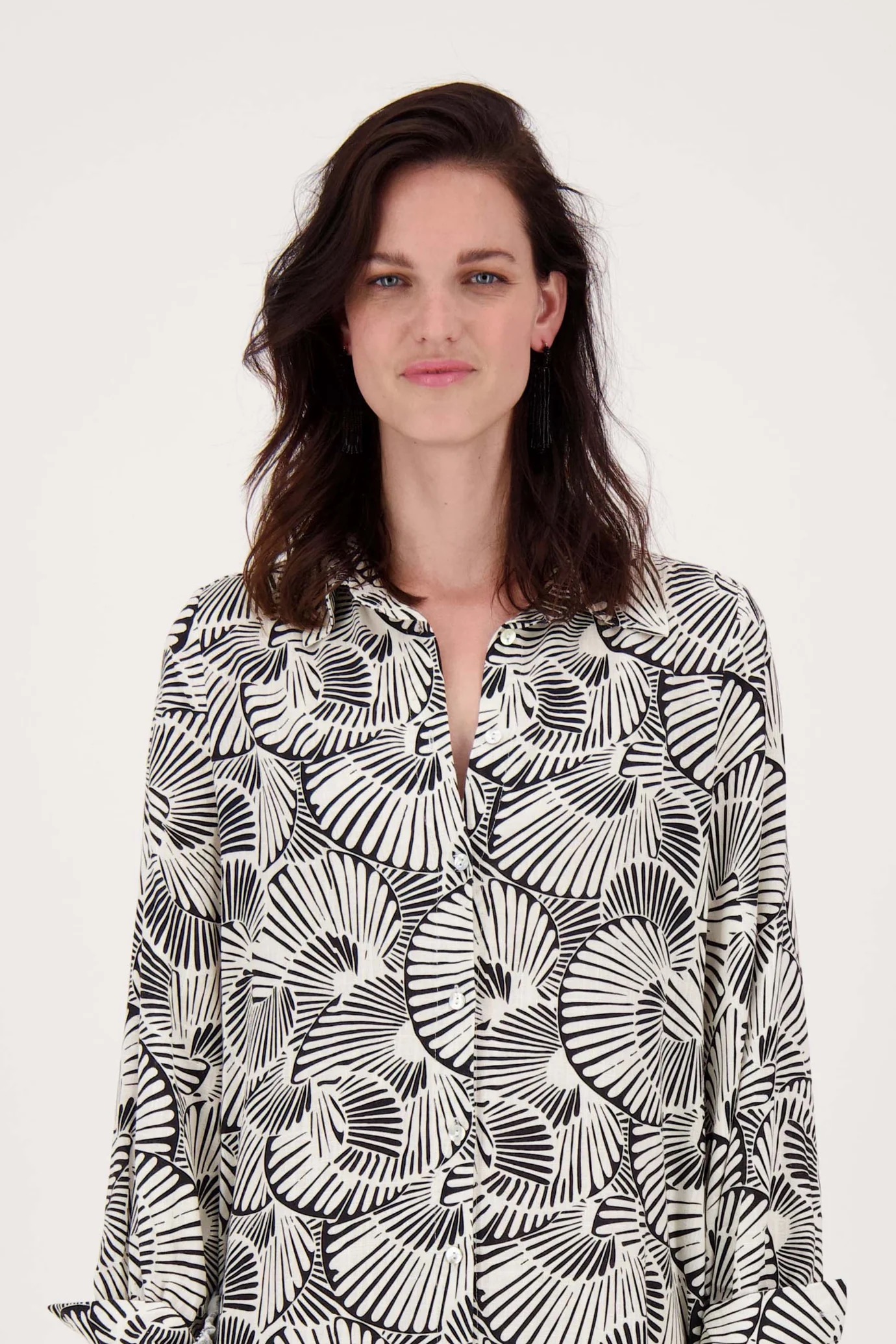 zusss doorknoop jurk met grafische print off white/zwart