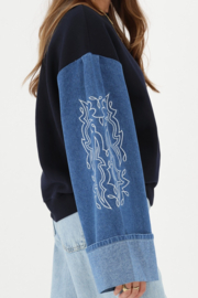 My jewellery Donkerblauwe sweater met denim mouwen