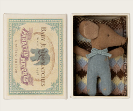 Maileg slaperige wakey babymuis in luciferdoosje blauw