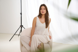 marta du chateau mouwloze blouse met ruffles zand