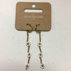 Go Dutch Label oorbellen | hangers witte bloemen goud.