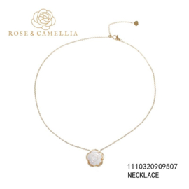 rose en camellia ketting bloem parelwit