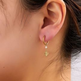 Go Dutch Label oorbellen subtle clover hoop pearl - 14k