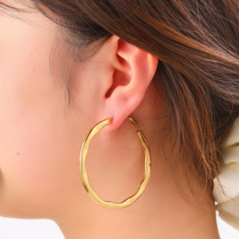 Go Dutch Label oorbellen dented hollow hoop - 14k