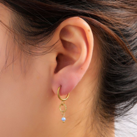 Go Dutch Label oorbellen subtle stone hoop blue - 14k