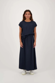 zusss satijnen top met boothals donkerblauw