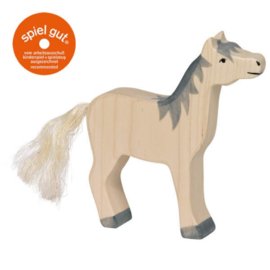 Holztiger Paard, hoofd omhoog, grijze manen
