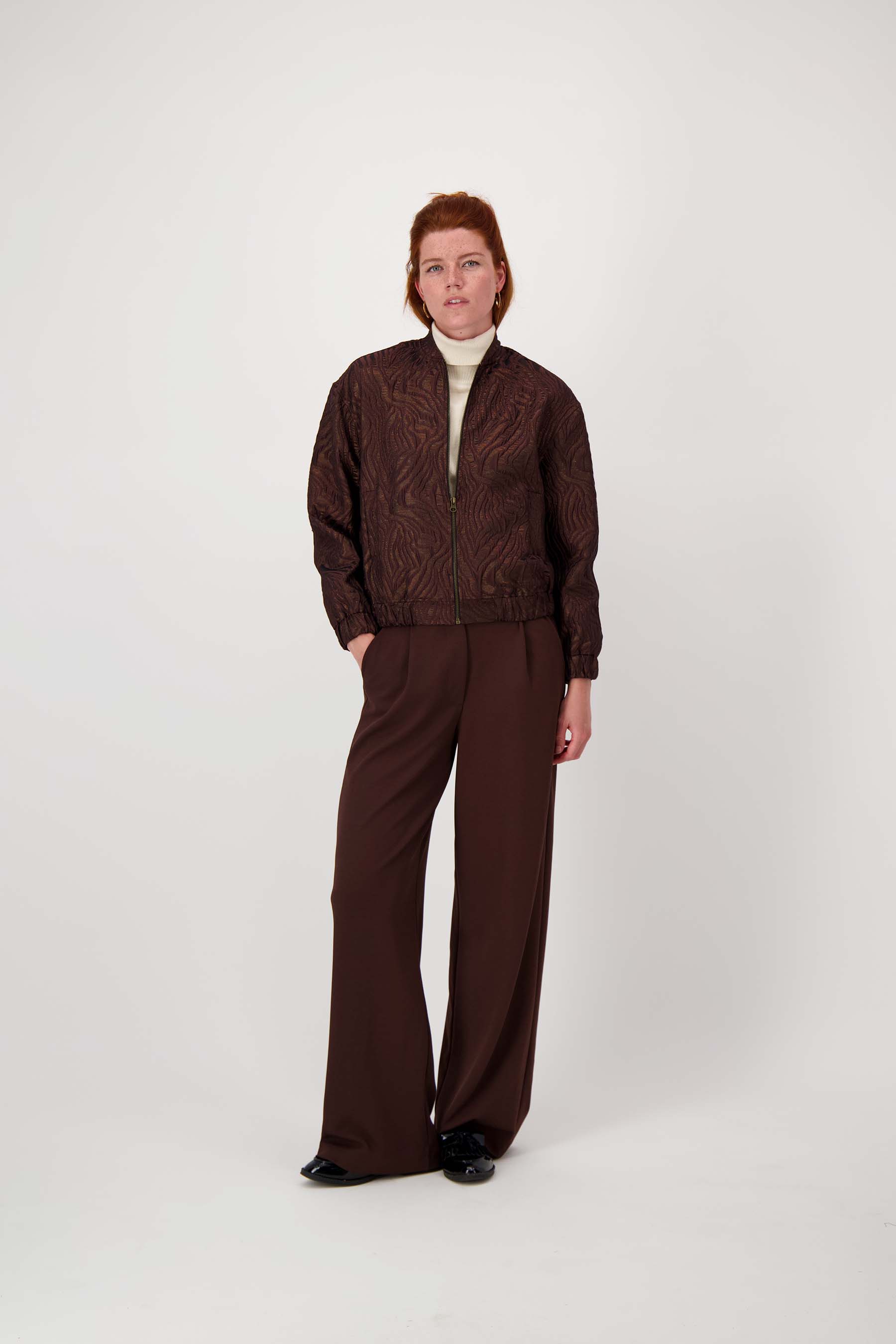 zusss bomber jasje van lurex jaquard stof chocoladebruin/goud
