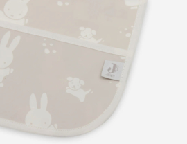 Jollein slab waterproof met mouwen miffy snuffy nougat