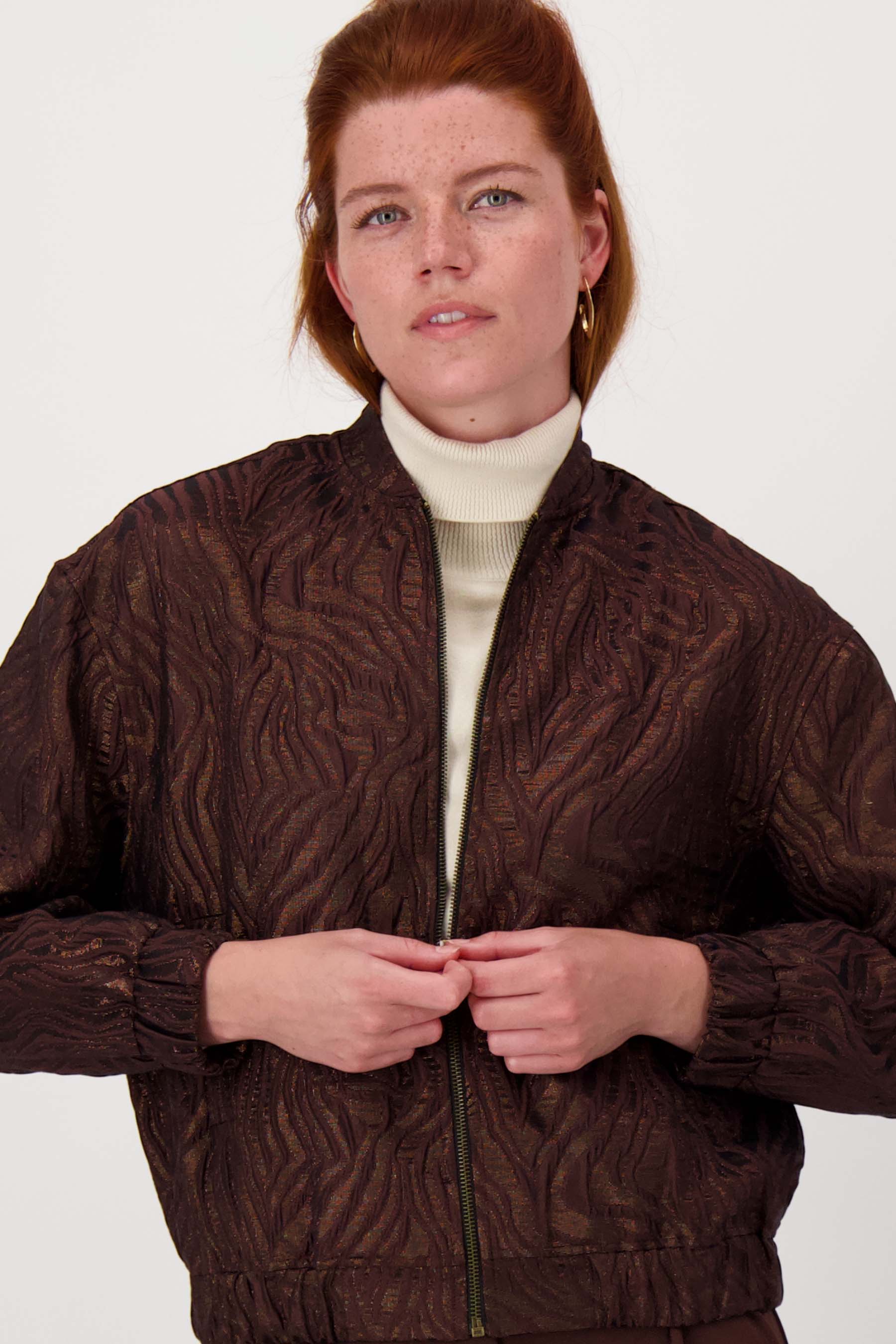 zusss bomber jasje van lurex jaquard stof chocoladebruin/goud