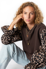 My jewellery Bruine sweater met panterprint mouwen