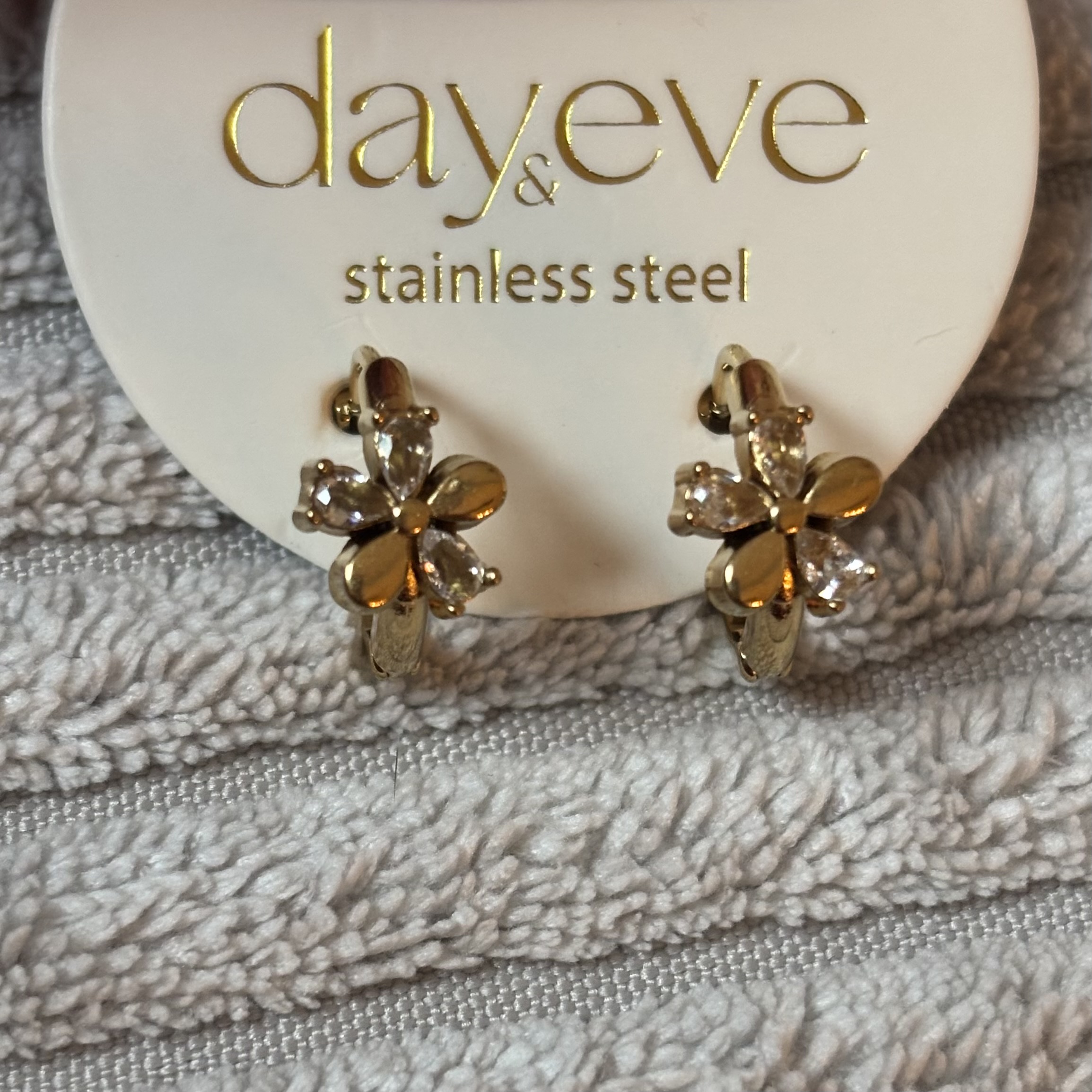 Go Dutch Label oorbel bloem met strass