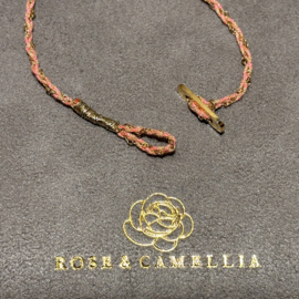 rose & camellia armband klaver touwtje koraal goud