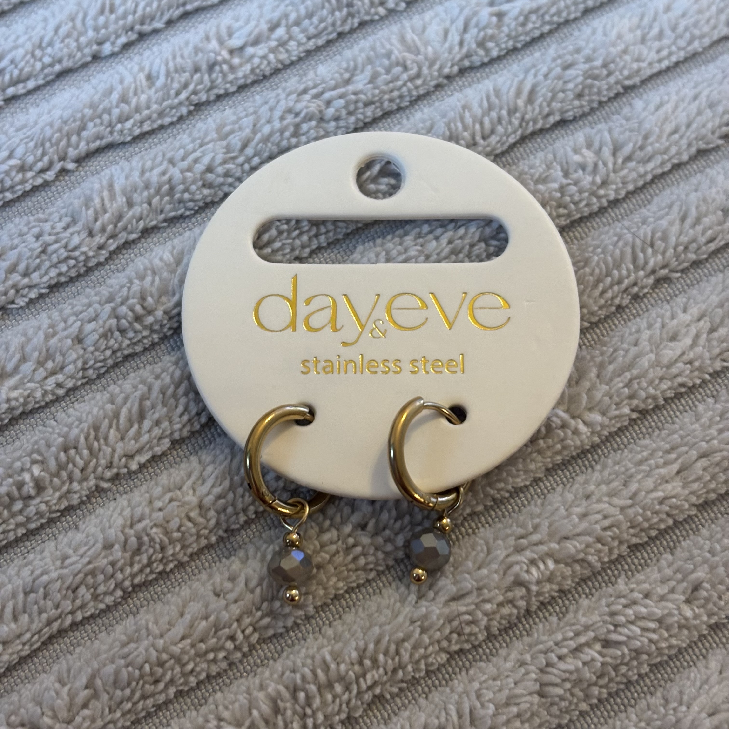 Go Dutch Label oorbellen one bead hoop - 14k + grijs