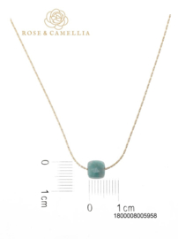 rose en camellia ketting steen turquoise