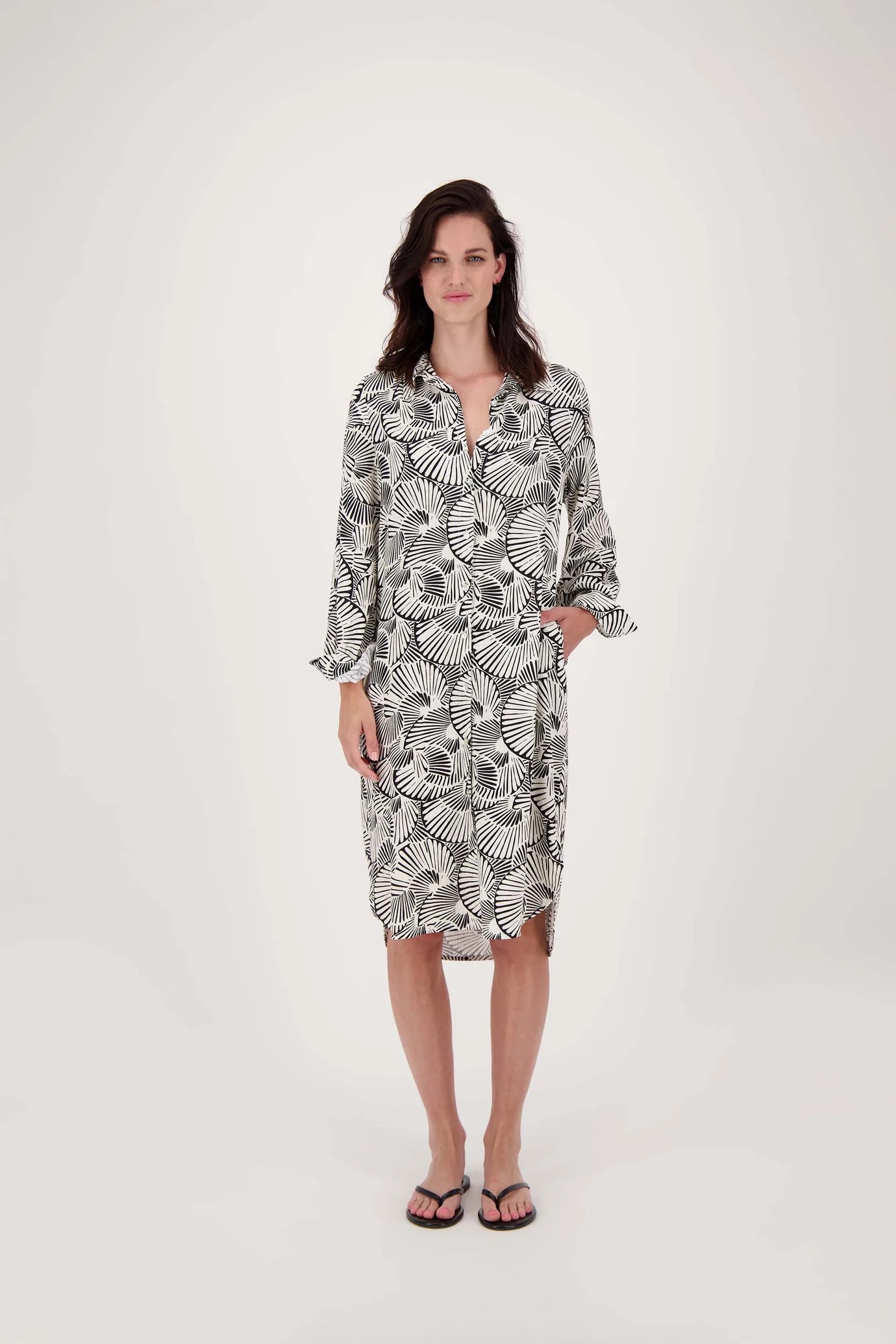 zusss doorknoop jurk met grafische print off white/zwart