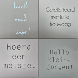 grote kaart met mooie boodschap en steentje staand