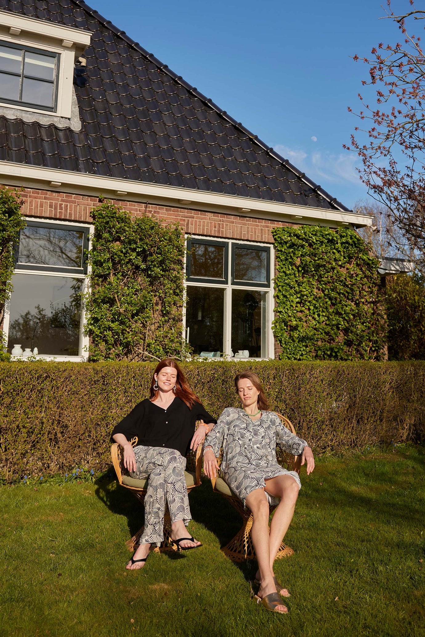 zusss doorknoop jurk met grafische print off white/zwart